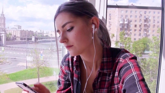 Русская девушка засукачала у окна и очень захотела секса