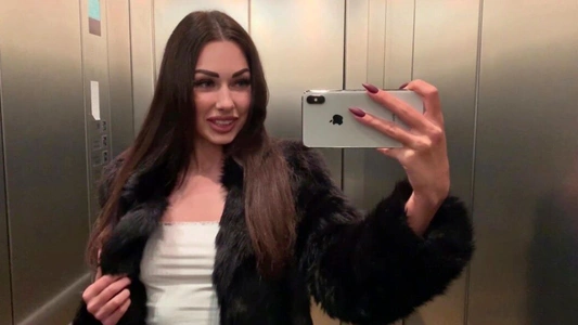 Красивая шлюшка может легко насосать не только на Айфон