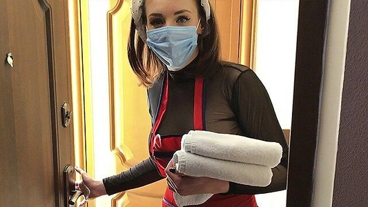 Вызвал служанку, чтобы вытерла пол и оттрахал за одно! Русское сюжетное порно!