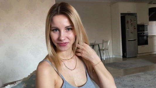 Очень приятная и симпатичная молодая мачеха